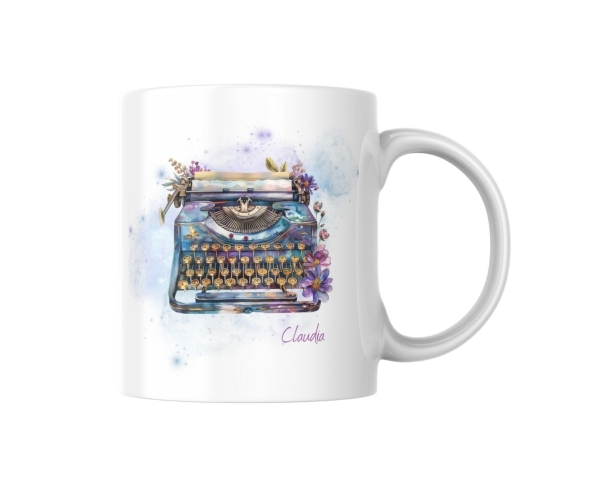 Weiße Keramiktasse mit einer kunstvollen Illustration einer Vintage-Schreibmaschine im Aquarellstil. Die Schreibmaschine ist mit floralen Elementen verziert und hat einen personalisierten Namen „Claudia“ darunter. Perfekt als Geschenk für Schriftsteller, 